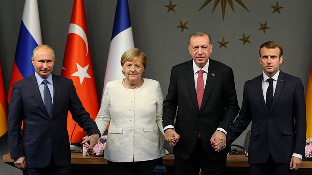 Rusk prezident Vladimir Putin, nmeck kanclka Angela Merkelov, tureck prezident Recep Tayyip Erdogan a prezident Francie Emmanuel Macron na istanbulskm summitu vnovanm budoucnosti Srie (27. jna 2018)