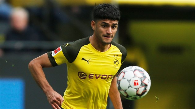 Mahmoud Dahoud z Dortmundu pozoruje m.