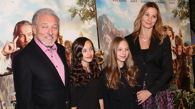 Karel Gott s manelkou Ivanou a dcerami Charlottou Ellou a Nelly Sofi na premie pohdky Kdy draka bol hlava (2018)