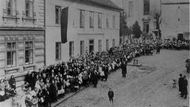 esk vlajky a prvod m욝an oslavovaly vznik eskoslovenska v Dobruce u 5. jna 1918. lo o omyl potovn ednice.