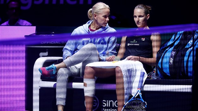 S KOUKOU. eskou tenistku Karolnu Plkovou (vpravo) se sna povzbudit jej australsk trenrka Rennae Stubbsov.