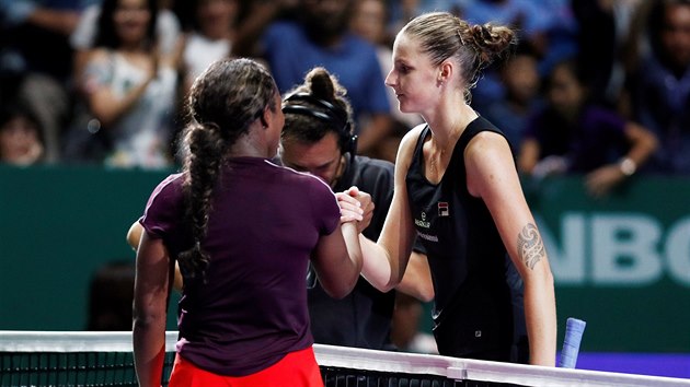 GRATULACE. Americk tenistka Sloane Stephensov pijm gratulaci od Karolny Plkov (vpravo).
