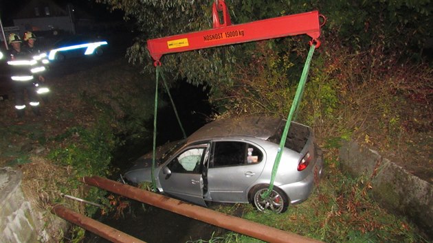 Vozy BMW a Seat Leon se pedhnly na pedmst Hradce Krlov, oba idii havarovali v Kydlinovsk ulici v sti Plcky (22. 10. 2018).