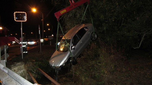 Vozy BMW a Seat Leon se pedhnly na pedmst Hradce Krlov, oba idii havarovali v Kydlinovsk ulici v sti Plcky (22. 10. 2018).