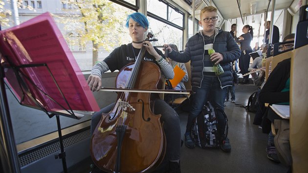 Studenti Crkevnho gymnzia v Plzni chtj zachrnit varhany ve hlavech na Plzesku. Jezd po mst tramvaj, zpvaj a hraj na hudebn nstroje. Zjemci pak mohou pispt do sbrky. (22. 10. 2018)