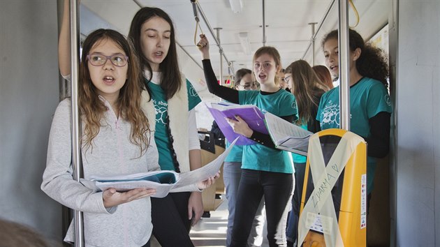 Studenti Crkevnho gymnzia v Plzni chtj zachrnit varhany ve hlavech na Plzesku. Jezd po mst tramvaj, zpvaj a hraj na hudebn nstroje. Zjemci pak mohou pispt do sbrky. (22. 10. 2018)