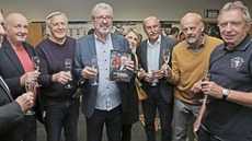 Na křtu knížky „Plzeňský expres“se sešla řada hokejových osobností. Na snímku... Na křtu knížky „Plzeňský expres“se sešla řada hokejových osobností. Na snímku...