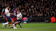 Rijád Mahriz z Manchesteru City dává rychlý gól na hiti Tottenhamu.
