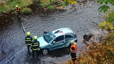 U karlovarského hotelu Richmond spadlo auto z mostu do řeky Teplé. U karlovarského hotelu Richmond spadlo auto z mostu do řeky Teplé.