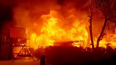 Požár zničil několik objektů v chatové osadě u Hroznětína na Karlovarsku. Požár zničil několik objektů v chatové osadě u Hroznětína na Karlovarsku.