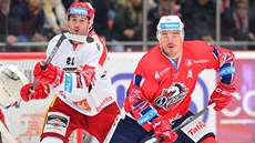 Zleva Tomáš Linhart z Hradce Králové a Petr Sýkora z Pardubic. Zleva Tomáš Linhart z Hradce Králové a Petr Sýkora z Pardubic.