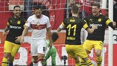 Fotbalisté Borussie Dortmund slaví gól do sítě Stuttgartu. Fotbalisté Borussie Dortmund slaví gól do sítě Stuttgartu.