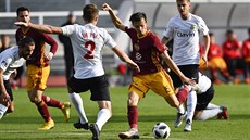 Dominik Simerský (Opava) se snaží zblokovat střelecký pokus Daniela Tetoura... Dominik Simerský (Opava) se snaží zblokovat střelecký pokus Daniela Tetoura...