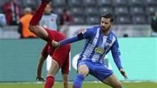 Marvin Plattenhardt z Herthy (vpravo) nedovoleně zastavuje Janika Haberera z... Marvin Plattenhardt z Herthy (vpravo) nedovoleně zastavuje Janika Haberera z...