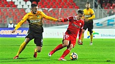 Damián Bariš z Brna (vpravo) se snaží obehrát Adama Čiháka ze Sokolova. Damián Bariš z Brna (vpravo) se snaží obehrát Adama Čiháka ze Sokolova.