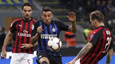 Matias Vecino z Interu (uprostřed) se snaží odehrát míč před Lucasem Bigliou z... Matias Vecino z Interu (uprostřed) se snaží odehrát míč před Lucasem Bigliou z...