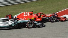 Kimi Räikkönen z Ferrari pedjídí Mercedes Lewise Hamiltona bhem Velké ceny...