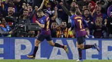 Barcelonský levý bek Jordi Alba (vlevo) slaví svůj zásah proti Interu Milán. Barcelonský levý bek Jordi Alba (vlevo) slaví svůj zásah proti Interu Milán.