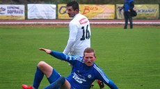 Varnsdorfský Petr Kodeš (v modrém) odvrací míč před Markem Stradou z Ústí nad... Varnsdorfský Petr Kodeš (v modrém) odvrací míč před Markem Stradou z Ústí nad...