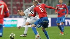 Plzeňský Roman Procházka (vpravo) a David Machalík ze Slovácka bojují o míč. Plzeňský Roman Procházka (vpravo) a David Machalík ze Slovácka bojují o míč.