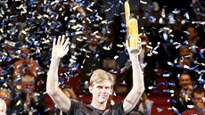 Jihoafričan Kevin Anderson pózuje v dešti konfet s trofejí pro vítěze turnaje... Jihoafričan Kevin Anderson pózuje v dešti konfet s trofejí pro vítěze turnaje...