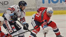 Šimon Stránský z Vítkovic (v bílém) a Jordann Perret z Pardubic (vpravo) bojují... Šimon Stránský z Vítkovic (v bílém) a Jordann Perret z Pardubic (vpravo) bojují...