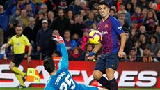 Luis Suárez z Barcelony (elem) potetí pekonává brankáe Realu Madrid...
