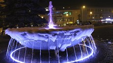 Kašna na žďárském náměstí Republiky v pátek v noci překypovala pěnou. Podle... Kašna na žďárském náměstí Republiky v pátek v noci překypovala pěnou. Podle...