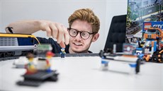 Hlavní designér LEGO City Andrew Coghill si s kostkami dánského výrobce hraje... Hlavní designér LEGO City Andrew Coghill si s kostkami dánského výrobce hraje...