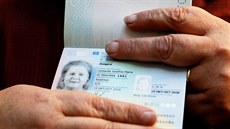 Leonne Zeeger je první Nizozemec, který obdržel cestovní pas, v němž je v... Leonne Zeeger je první Nizozemec, který obdržel cestovní pas, v němž je v...