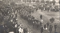 Pevrat v roce 1918 oslavili obyvatelé msteka Daice spolu s pohebním...