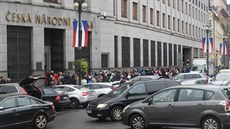 Lidé čekají ve frontě u budovy ČNB v centru Prahy, aby si mohli vyměnit... Lidé čekají ve frontě u budovy ČNB v centru Prahy, aby si mohli vyměnit...