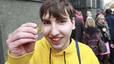 Mladý muž ukazuje čerstvě získanou dvacetikorunovou minci, kterou ČNB vydala ke... Mladý muž ukazuje čerstvě získanou dvacetikorunovou minci, kterou ČNB vydala ke...