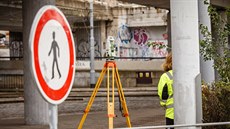 Kvůli havarijnímu stavu silničního mostu v pražské Bubenské ulici je uzavřeno... Kvůli havarijnímu stavu silničního mostu v pražské Bubenské ulici je uzavřeno...