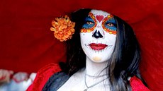 DEN MRTVÝCH. Tradiční mexický svátek, během nějž si lidé připomínají a uctívají... DEN MRTVÝCH. Tradiční mexický svátek, během nějž si lidé připomínají a uctívají...