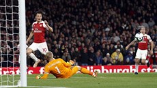 Záložník Arsenalu Mesut Özil přihrává na třetí gól v utkání s Leicesterem.... Záložník Arsenalu Mesut Özil přihrává na třetí gól v utkání s Leicesterem....
