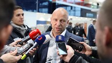 Asistent trenéra fotbalistů Slavie Zdeněk Houštecký před odletem k utkání... Asistent trenéra fotbalistů Slavie Zdeněk Houštecký před odletem k utkání...