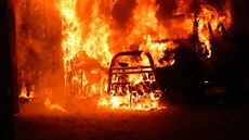 Ve Stožicích začalo hořet dvě hodiny po sobotní půlnoci. Ve Stožicích začalo hořet dvě hodiny po sobotní půlnoci.