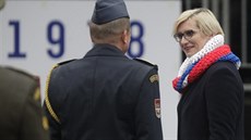 Bývalá ministryně obrany čeká na vojenskou přehlídku na Evropské třídě v Praze... Bývalá ministryně obrany čeká na vojenskou přehlídku na Evropské třídě v Praze...