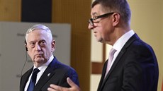 Premiér Andrej Babiš (vpravo) a americký ministr obrany James Mattis (vlevo)... Premiér Andrej Babiš (vpravo) a americký ministr obrany James Mattis (vlevo)...