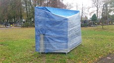 Pomník, který v Havlíčkově Brodě jitří emoce, je zatím zakryt modrou plachtou.... Pomník, který v Havlíčkově Brodě jitří emoce, je zatím zakryt modrou plachtou....