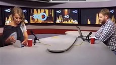 Xenija Sobčaková v televizním rozhovoru skrývá iPhone za kus papíru Xenija Sobčaková v televizním rozhovoru skrývá iPhone za kus papíru