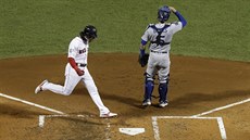 Andrew Benintendi z Boston Red Sox skóruje ve finále Světové série proti... Andrew Benintendi z Boston Red Sox skóruje ve finále Světové série proti...