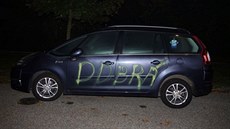 Vandal posprejoval auta na sídlišti Trávníky v Otrokovicích. Vandal posprejoval auta na sídlišti Trávníky v Otrokovicích.