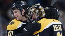 Hokejisté Bostonu Anders Bjork a brankář Jaroslav Halák slaví vítězství. Hokejisté Bostonu Anders Bjork a brankář Jaroslav Halák slaví vítězství.