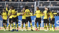 Fotbalisté německého Dortmundu oslavují vsřelenou branku. Fotbalisté německého Dortmundu oslavují vsřelenou branku.
