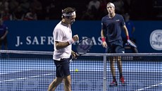 Roger Federer se raduje z úspěšného míčku v duelu s Janem-Lennardem Struffem. Roger Federer se raduje z úspěšného míčku v duelu s Janem-Lennardem Struffem.