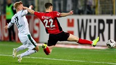 Vincent Sierro (vpravo z Freiburgu v souboji s Oscarem Wendtem z... Vincent Sierro (vpravo z Freiburgu v souboji s Oscarem Wendtem z...