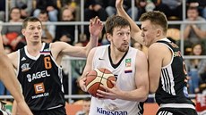 Hradecký Ondřej Peterka (uprostřed) se snaží v zápase s Nymburkem prosadit mezi... Hradecký Ondřej Peterka (uprostřed) se snaží v zápase s Nymburkem prosadit mezi...