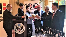 Přípitek ležákem „První“, který vznikl ve spolupráci Plzeňského Prazdroje a... Přípitek ležákem „První“, který vznikl ve spolupráci Plzeňského Prazdroje a...